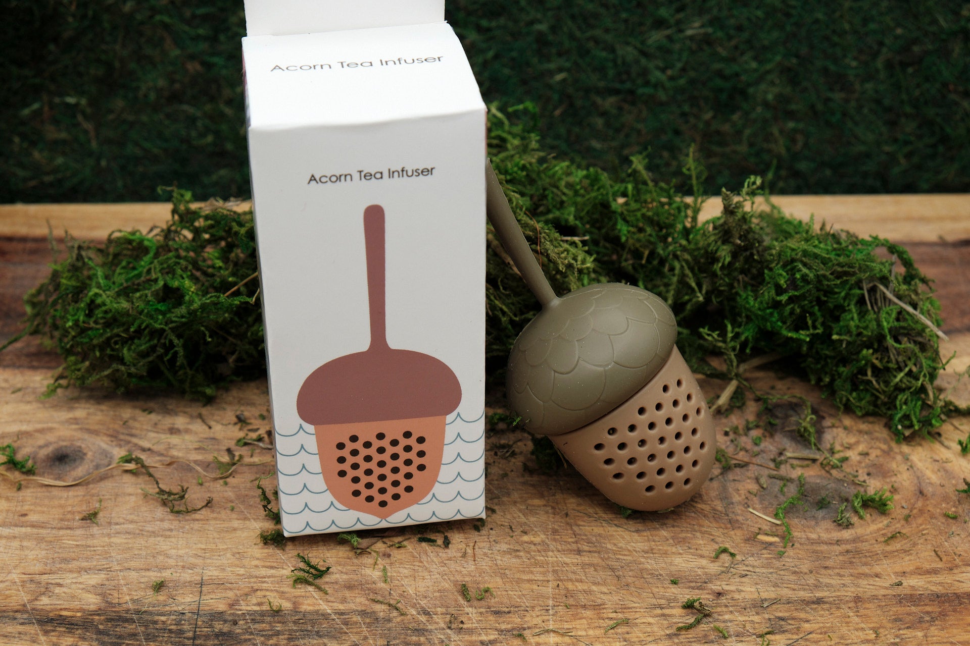 Acorn tea infuser next to its box
